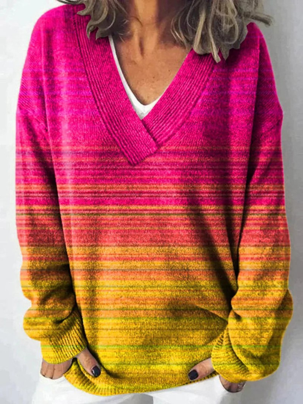 Kolorowy sweter z ombre, dzianinowy, z dekoltem w serek